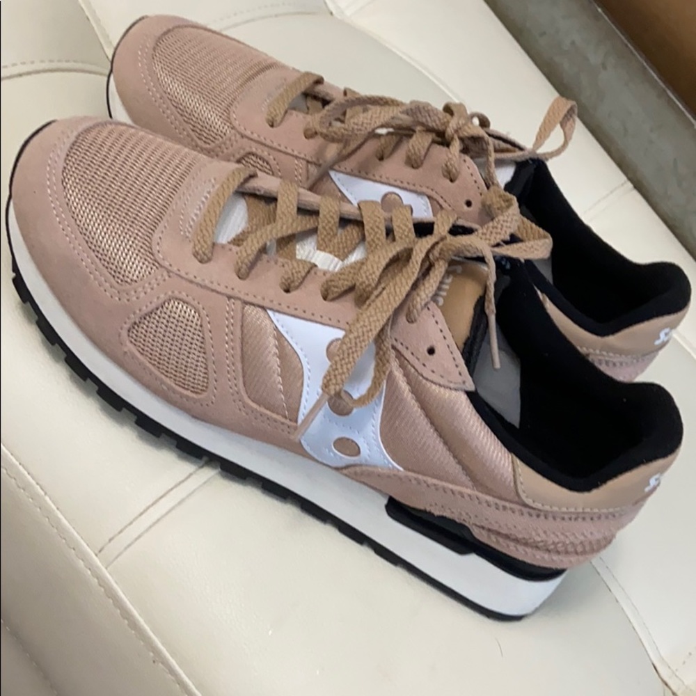 Saucony tennis shoes